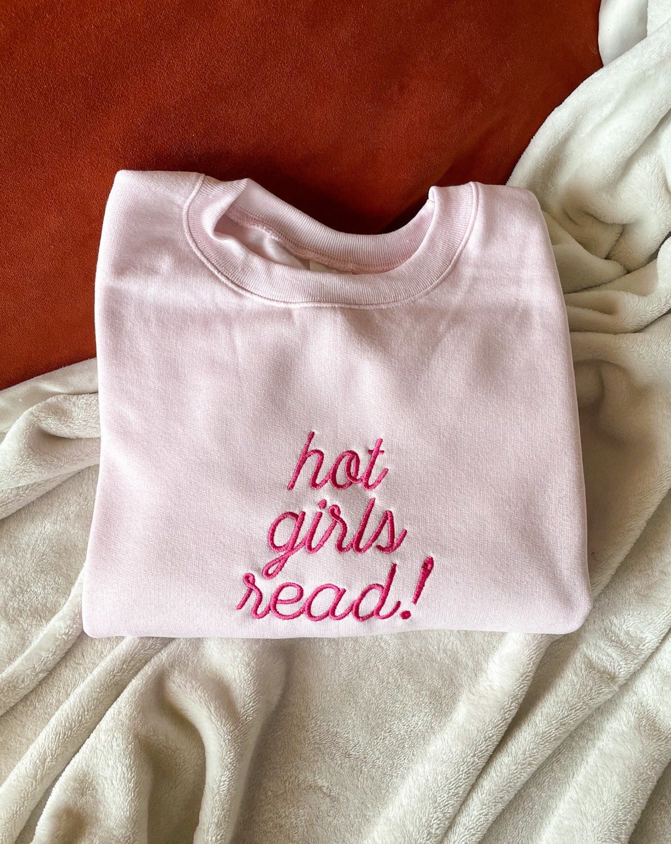 hot girls read! sweatshirt - light pink