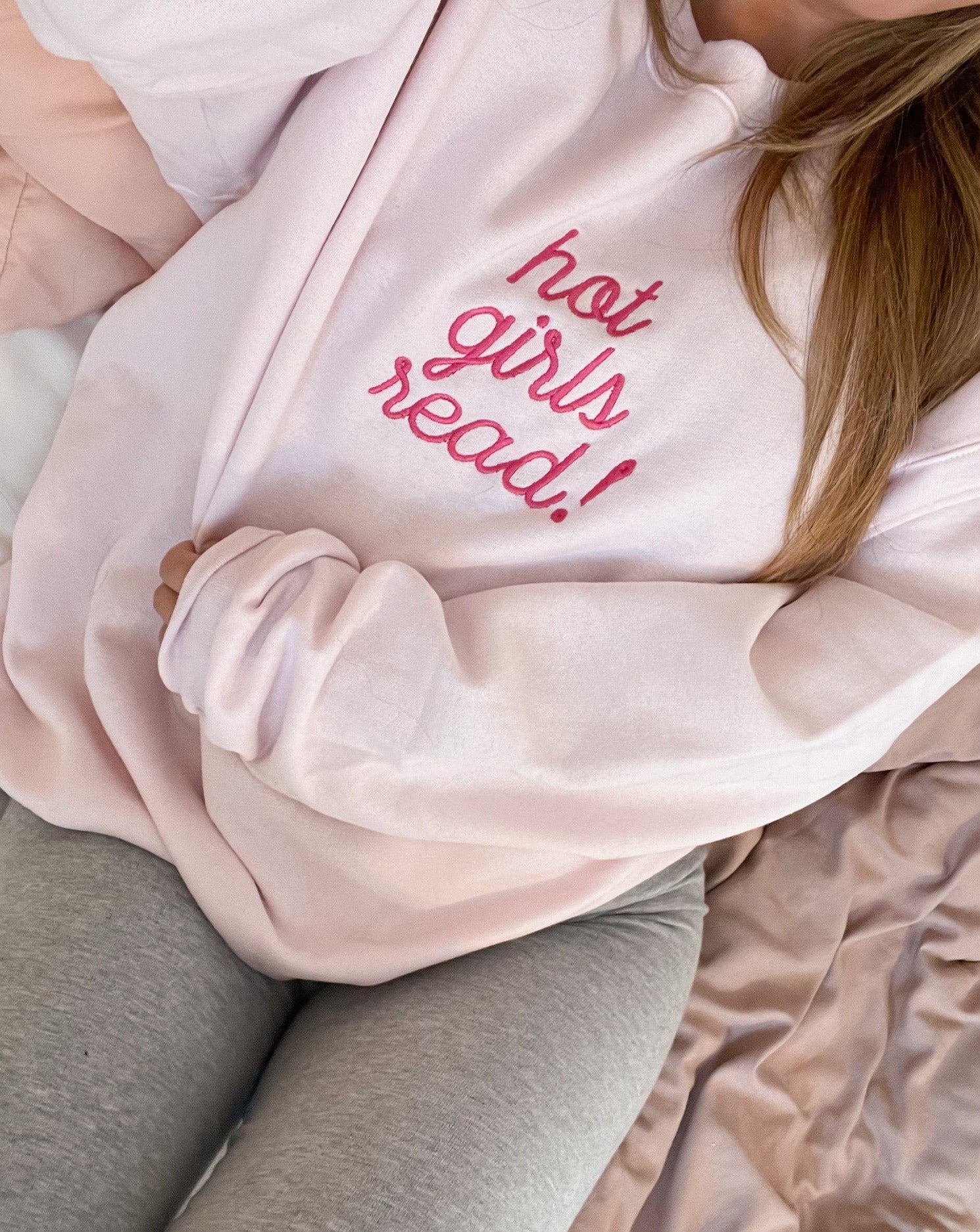 hot girls read! sweatshirt - light pink