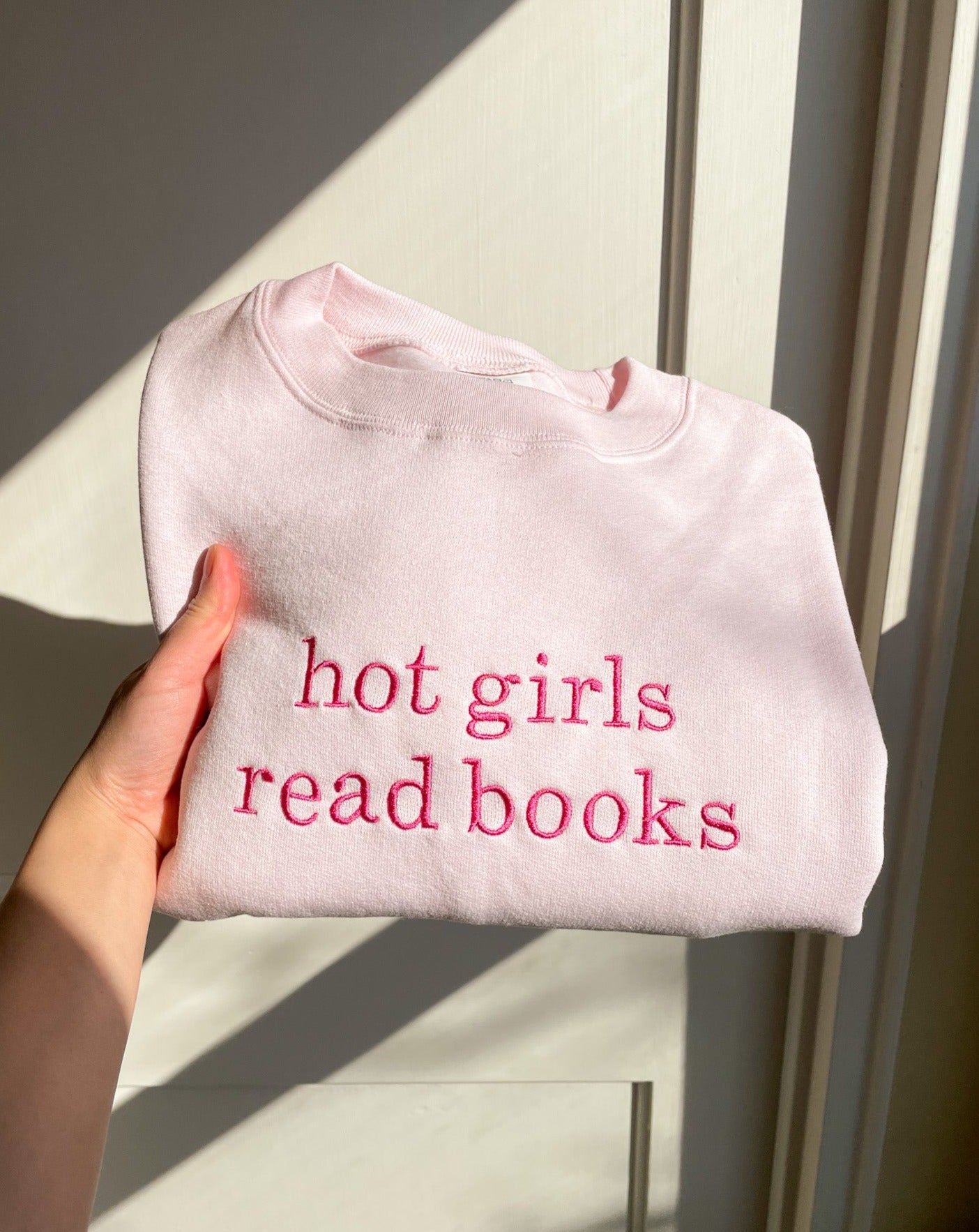 Hot Girls Read Books Crewneck Sweatshirt - Light Pink